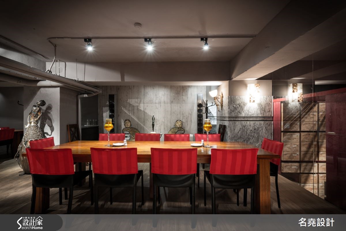 灰阶里的酒红色，充满艺术品味的酒窖餐厅