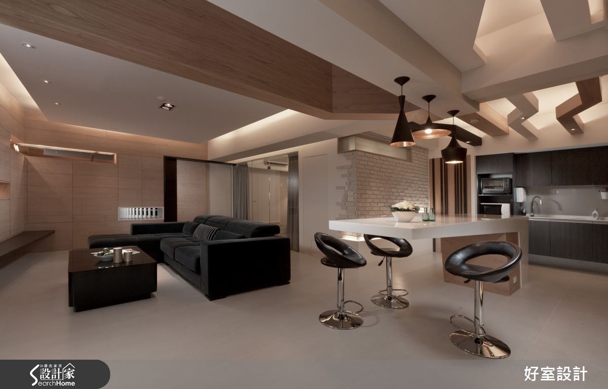 以曲折天花呈现动感，营造飞翔感的现代宅