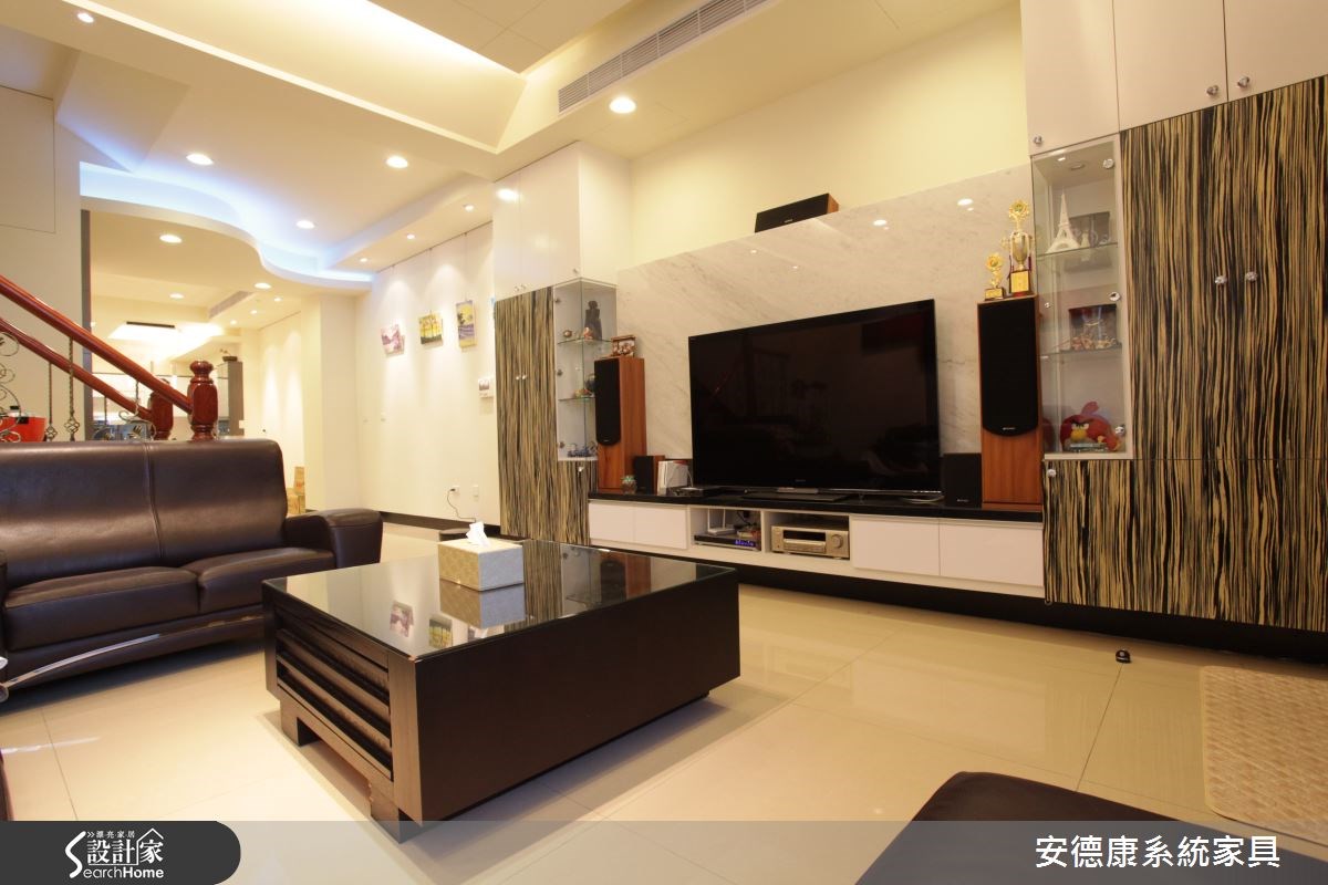 全室净白与木纹跳色，造自然清新宅