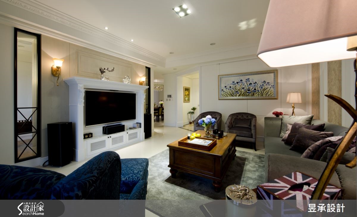 白色美式古典宅，用蓝紫跳色谱出优雅范