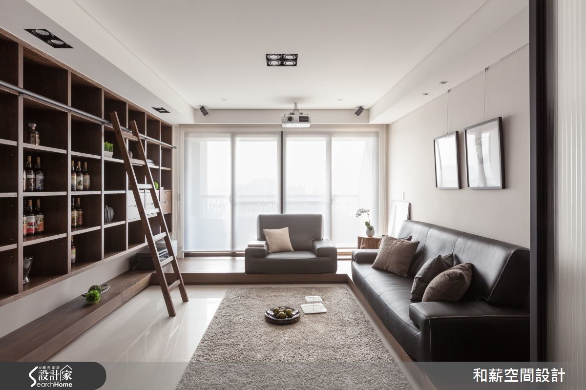 大面书墙扩充收纳，彷佛住进图书馆