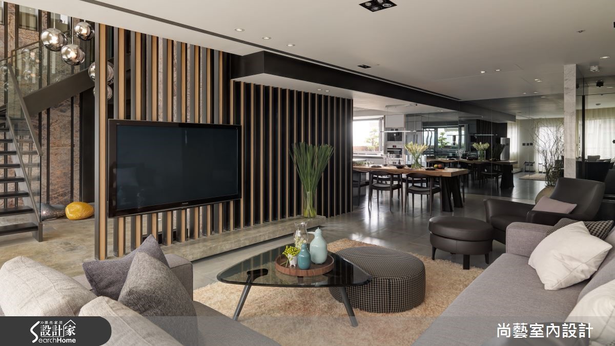 原木格栅搭配大地色家具，造人文休闲宅