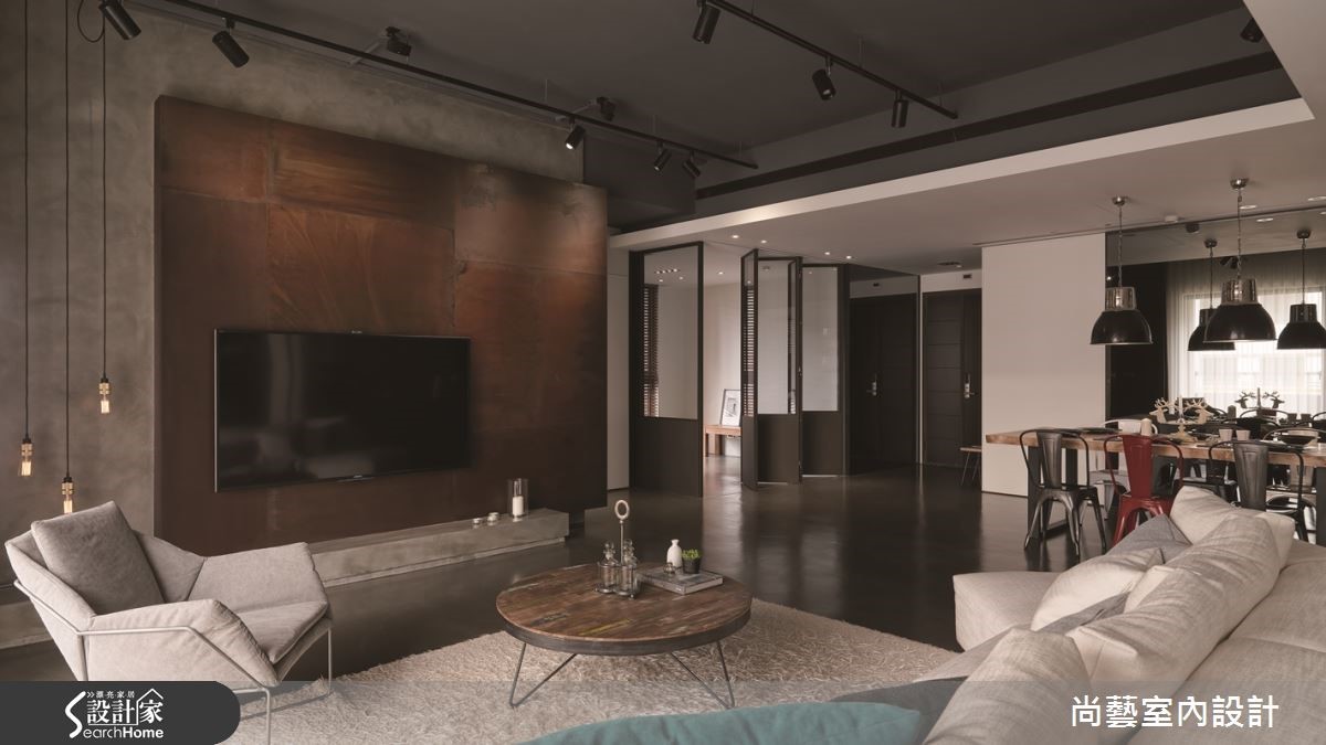 善用大墙的材质变化，演绎个性工业宅