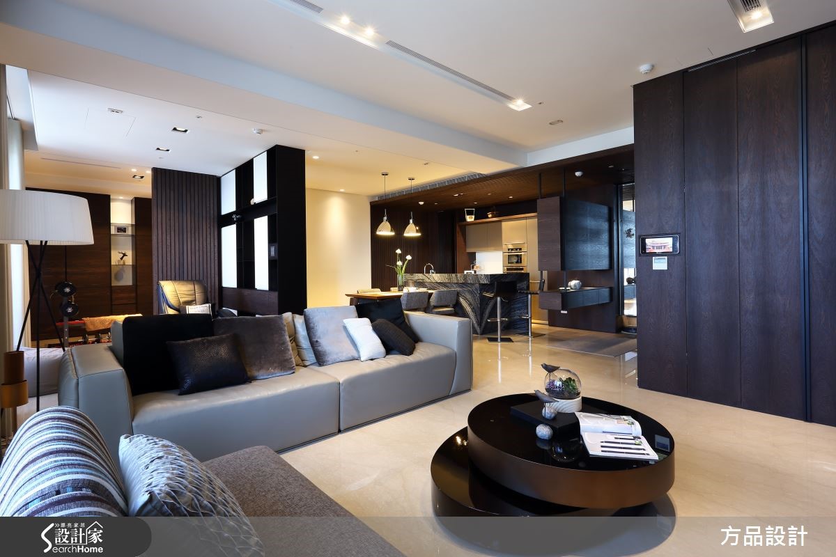 深色木作和石材，打造宛如酒店的贵气大宅