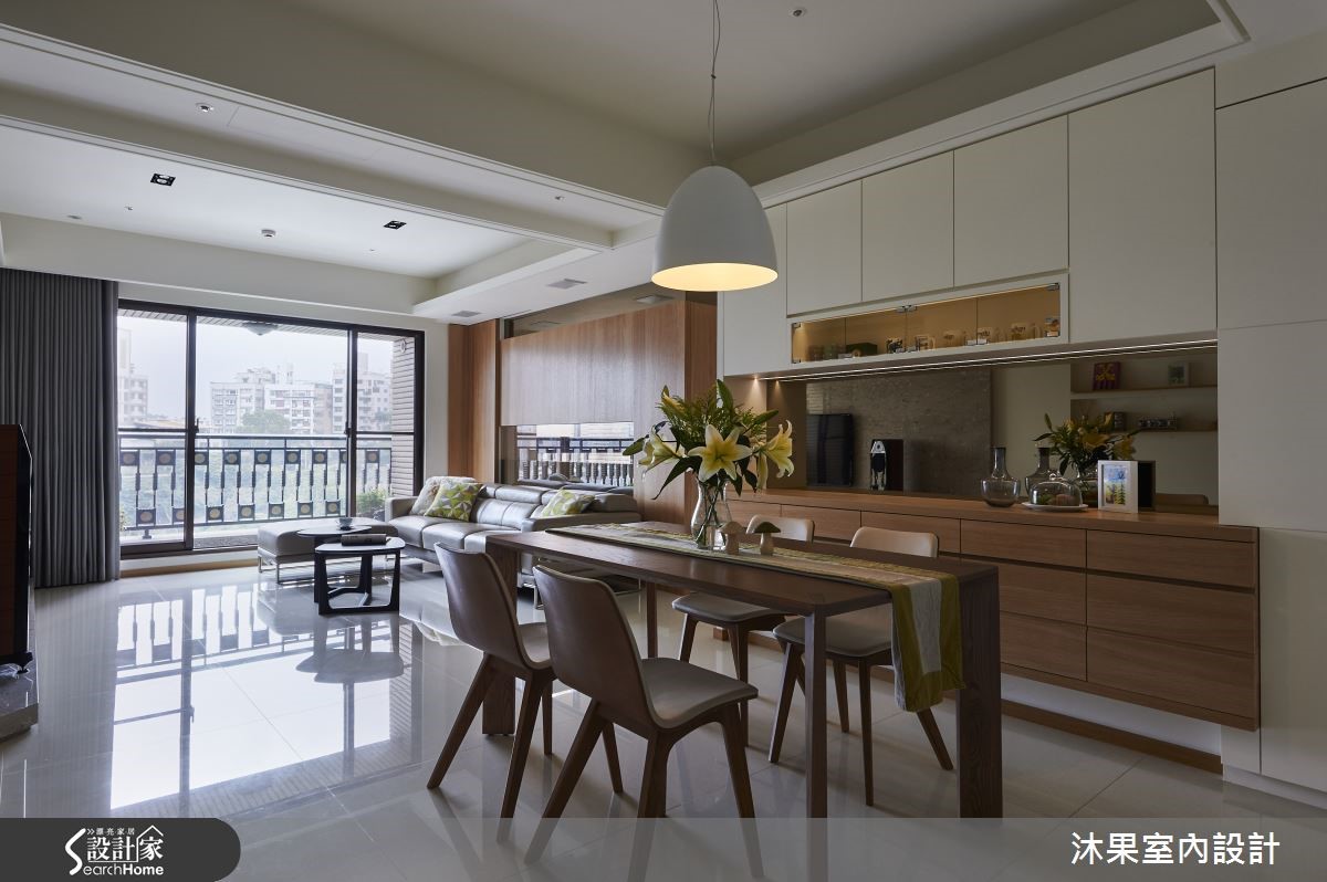 巧用镜面加倍扩容，勾勒现代宅的俐落质感