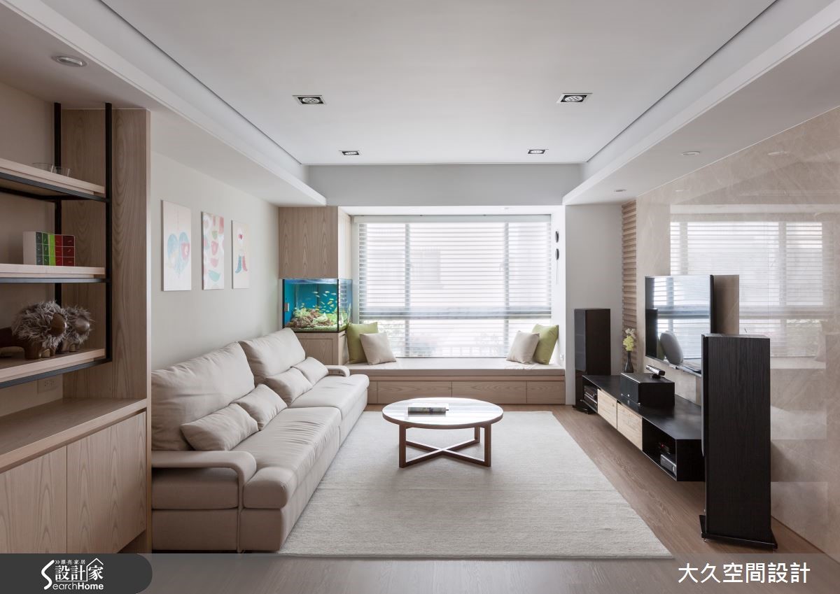 浅色木质调和天然石材，造开阔自然宅