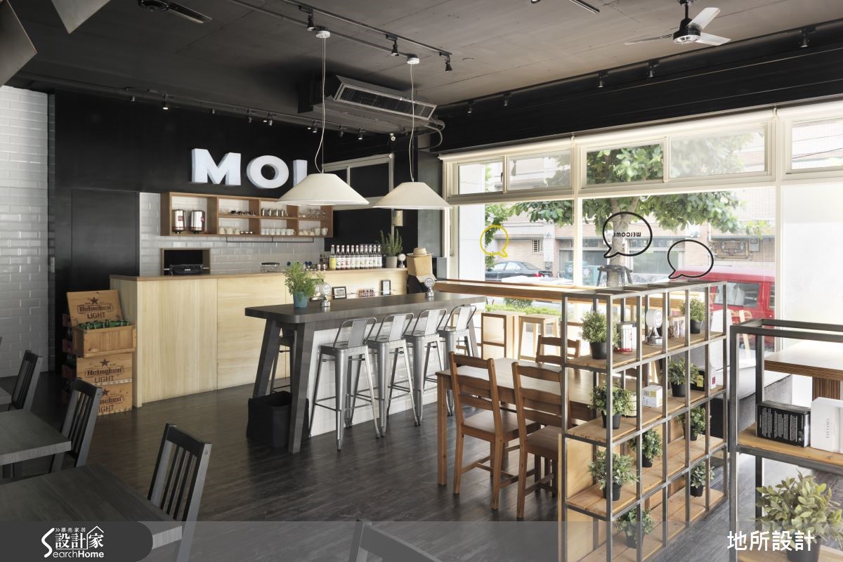 黑色空间注入大量木质，造清爽工业风餐厅