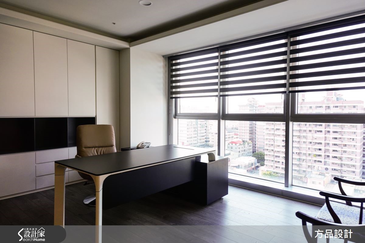 善用自然光与对比色，阴暗办公室也明亮