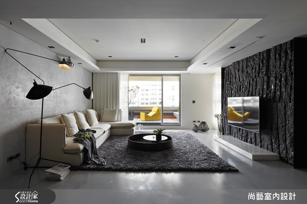 粗犷墨黑石墙，营造原始黑森林的自然宅