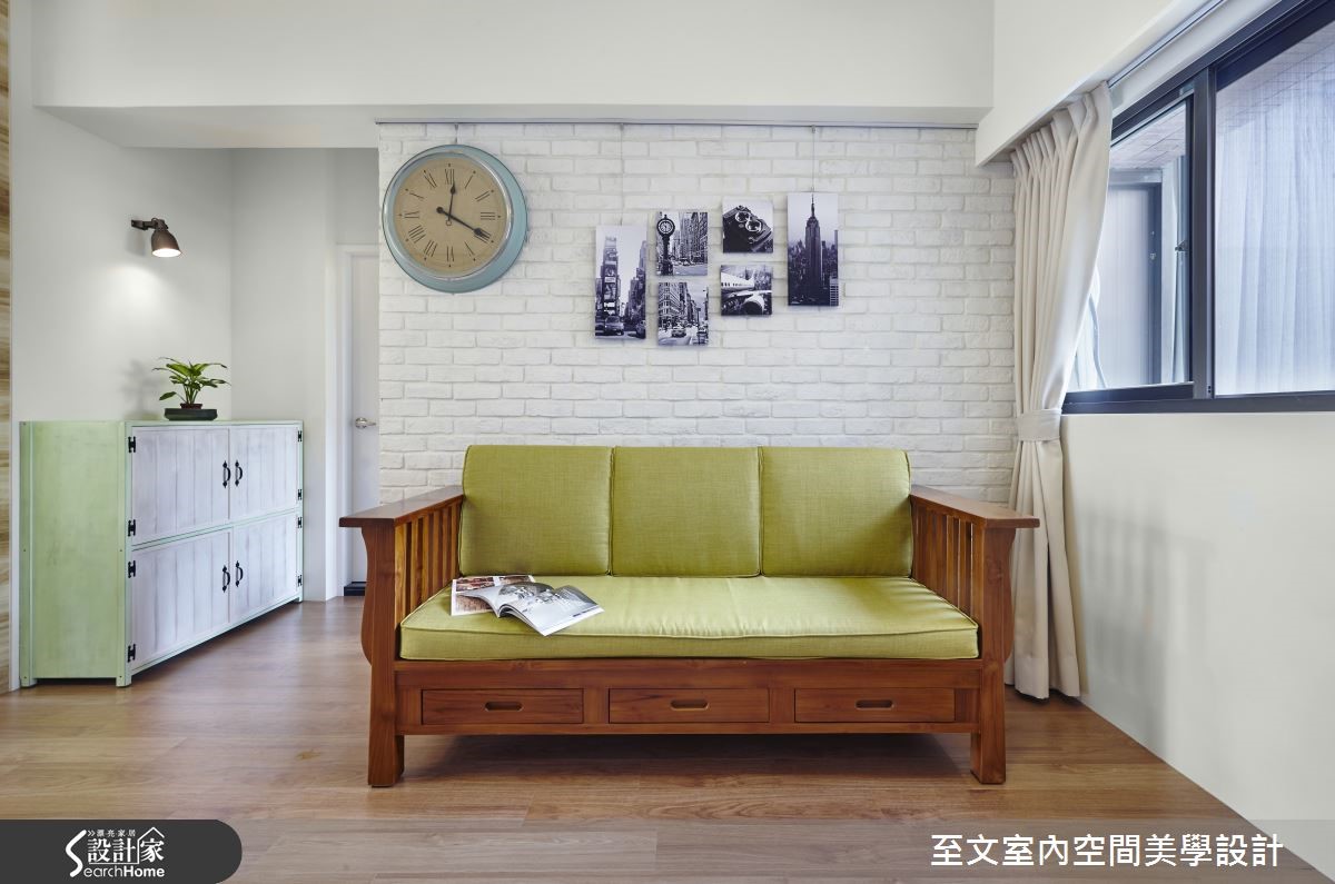 白墙搭配亮丽家具，轻松入住北欧宅