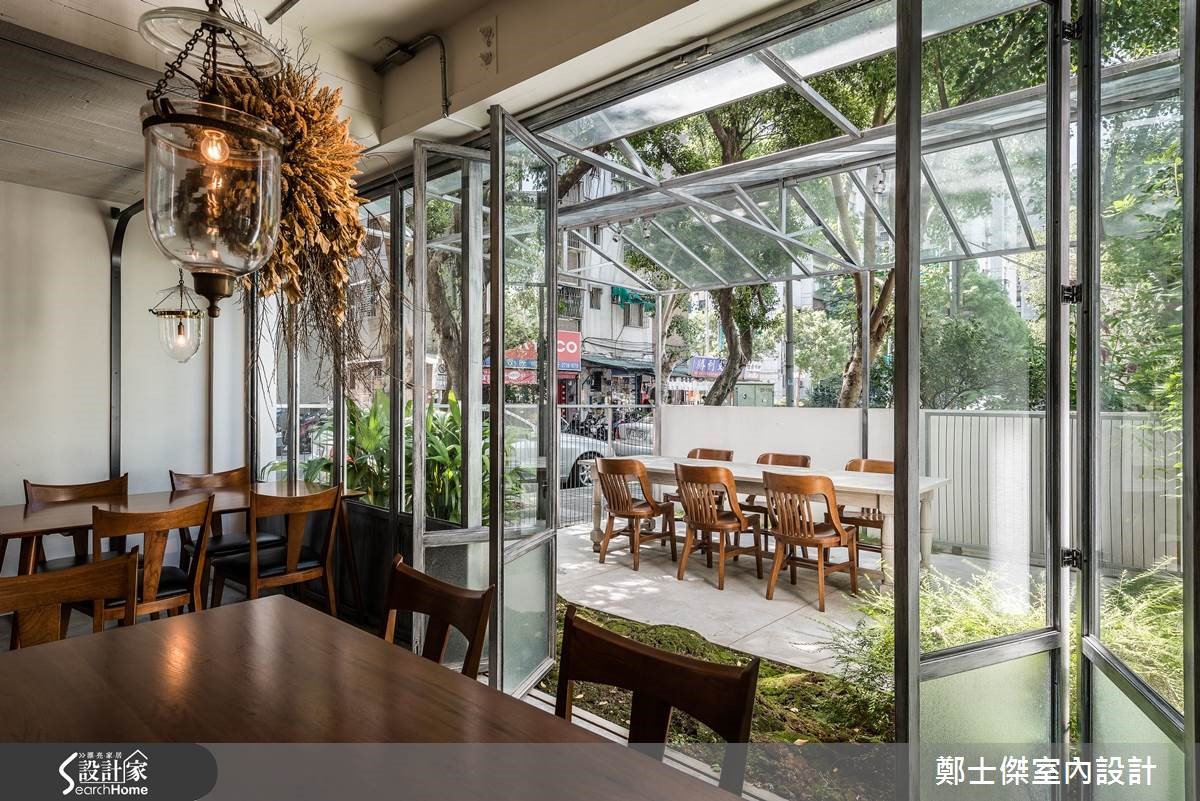 改造阴暗老屋，纳入绿意采光的自然感餐厅 
