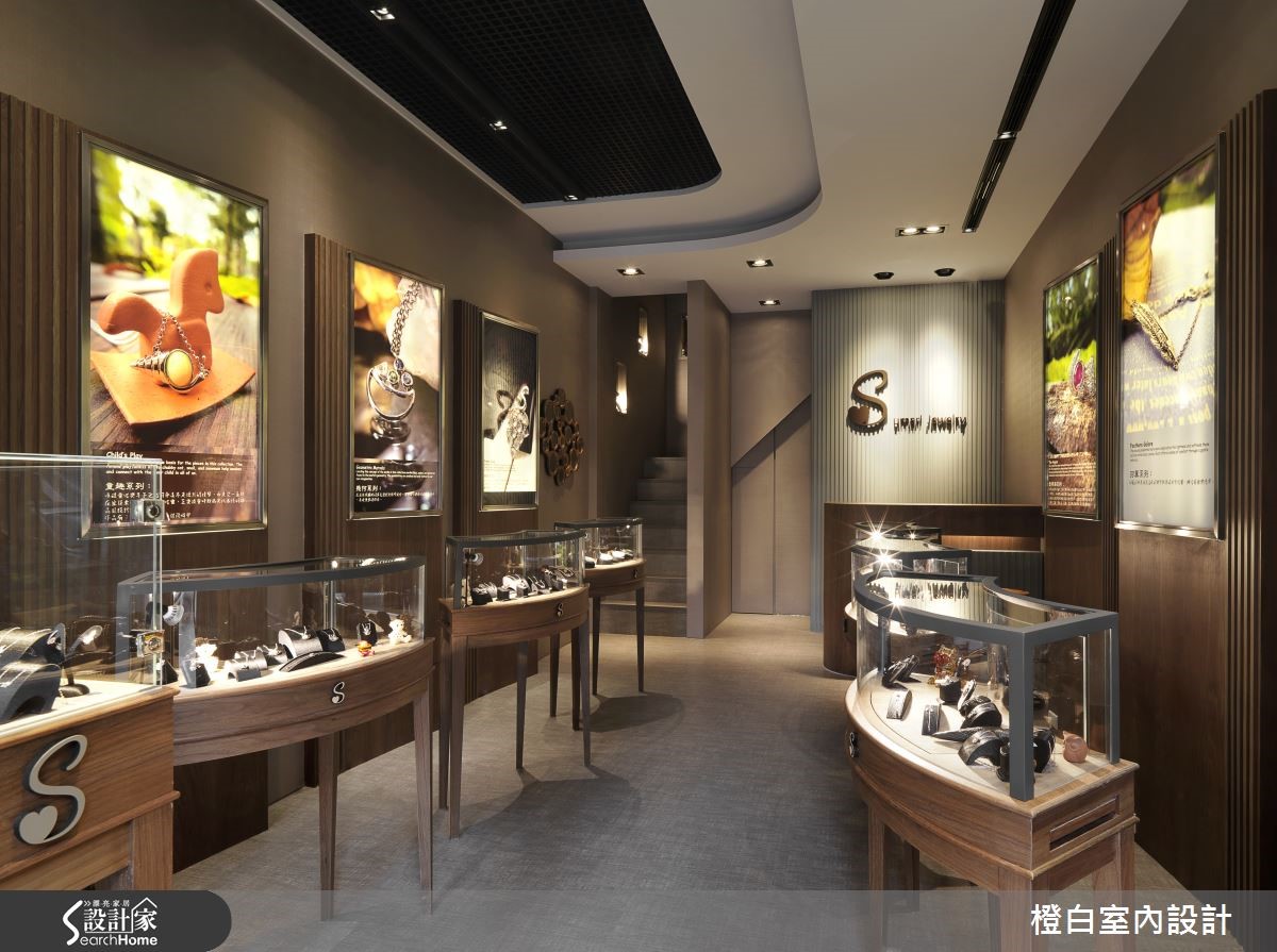 带入艺廊展示概念，光影微醺的珠宝店