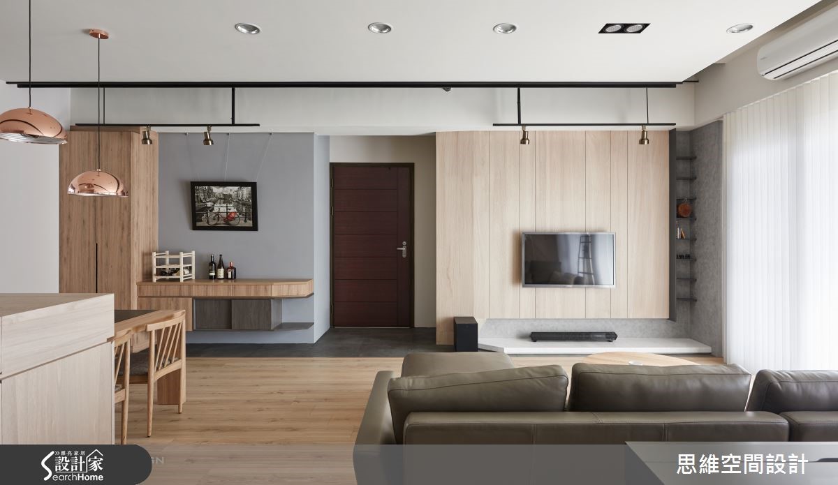 开放格局搭浅木色，迎接日光满溢的简约宅