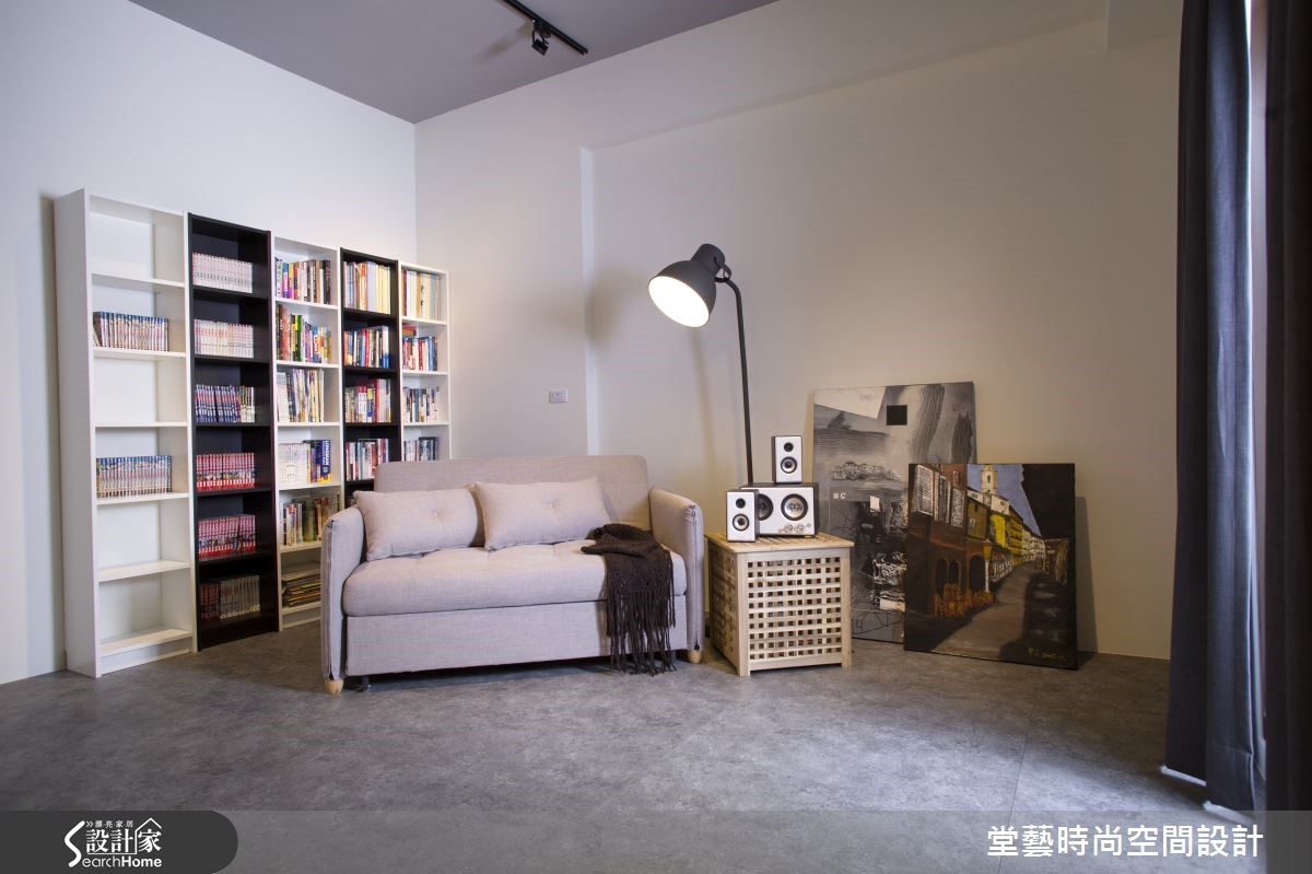 半高隔断展现开阔格局，造净白简约宅