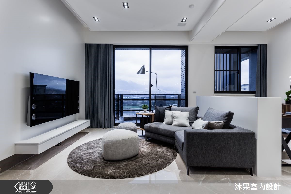 善用材质与低彩度用色，勾勒清新现代宅