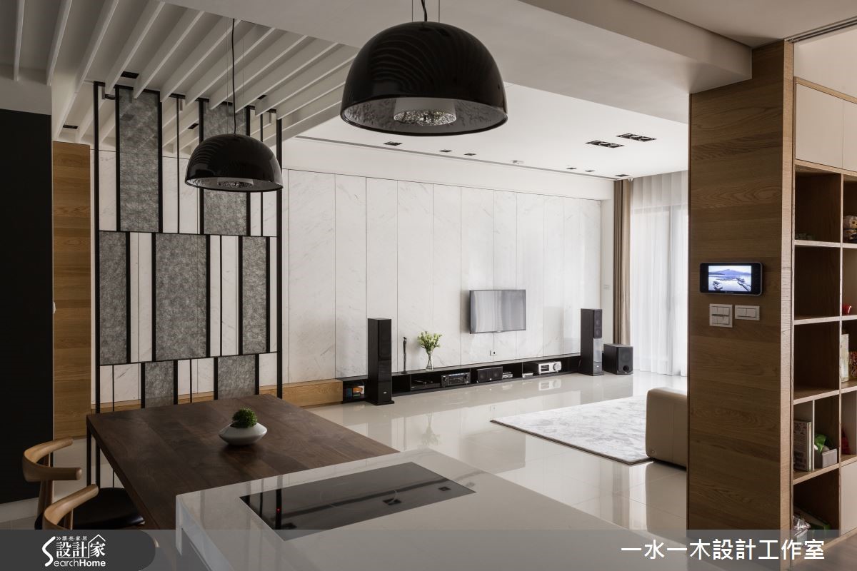 黑灰白色调搭配木皮，营造简约现代宅