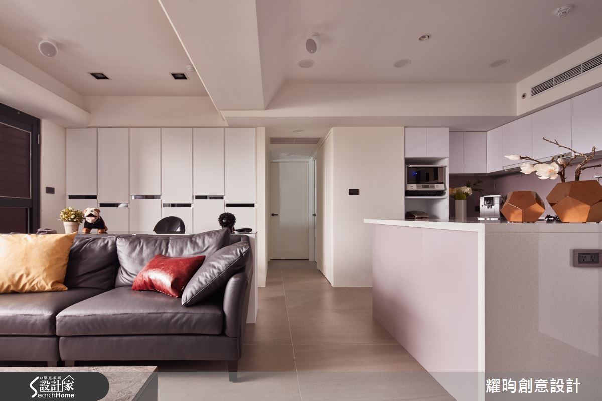 以黑白色调，勾勒轻熟女的都会风情居家