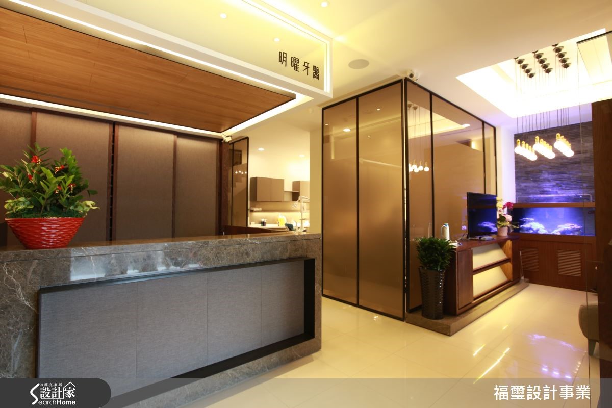 温润木质暖化高冷石材，牙医诊所造高雅范