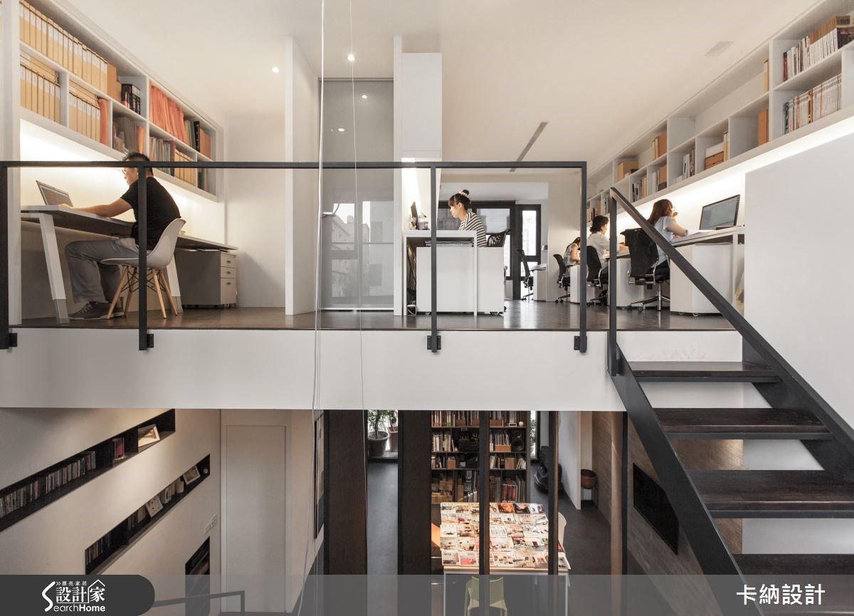 结合通透阶梯及格栅，办公室轻盈又宽敞