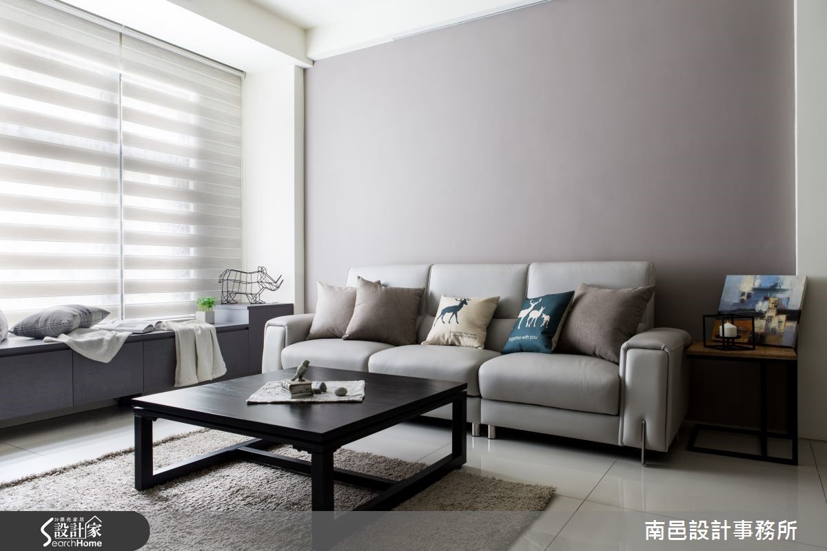 以纯白和木色平衡视觉，打造明亮日光宅