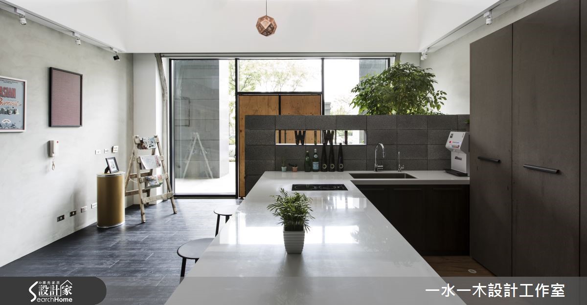 水钵、木纹与绿植，呼应公司核心的写字楼