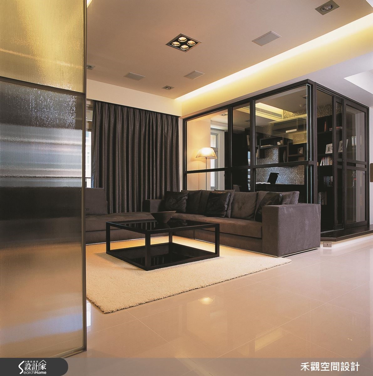 巧用黑色镜面，黑白映衬让单身宅也有型