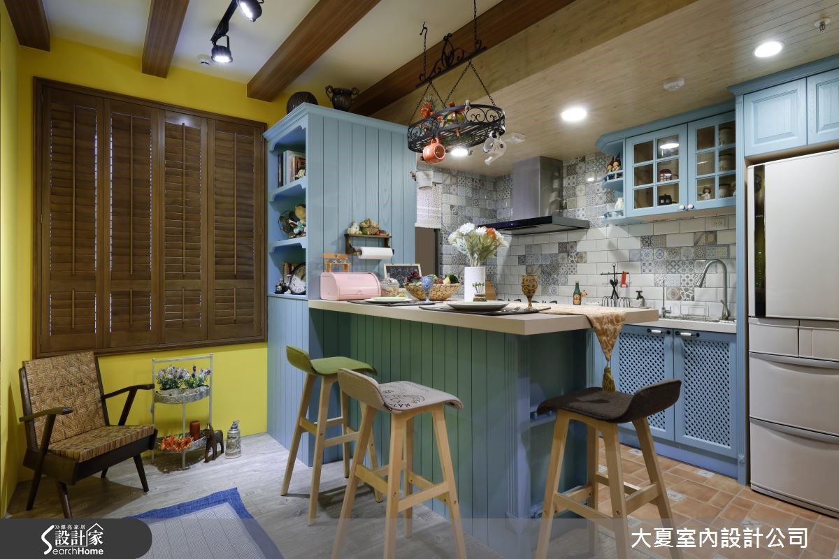 注入缤纷色彩及木梁天花，勾勒清新森林宅