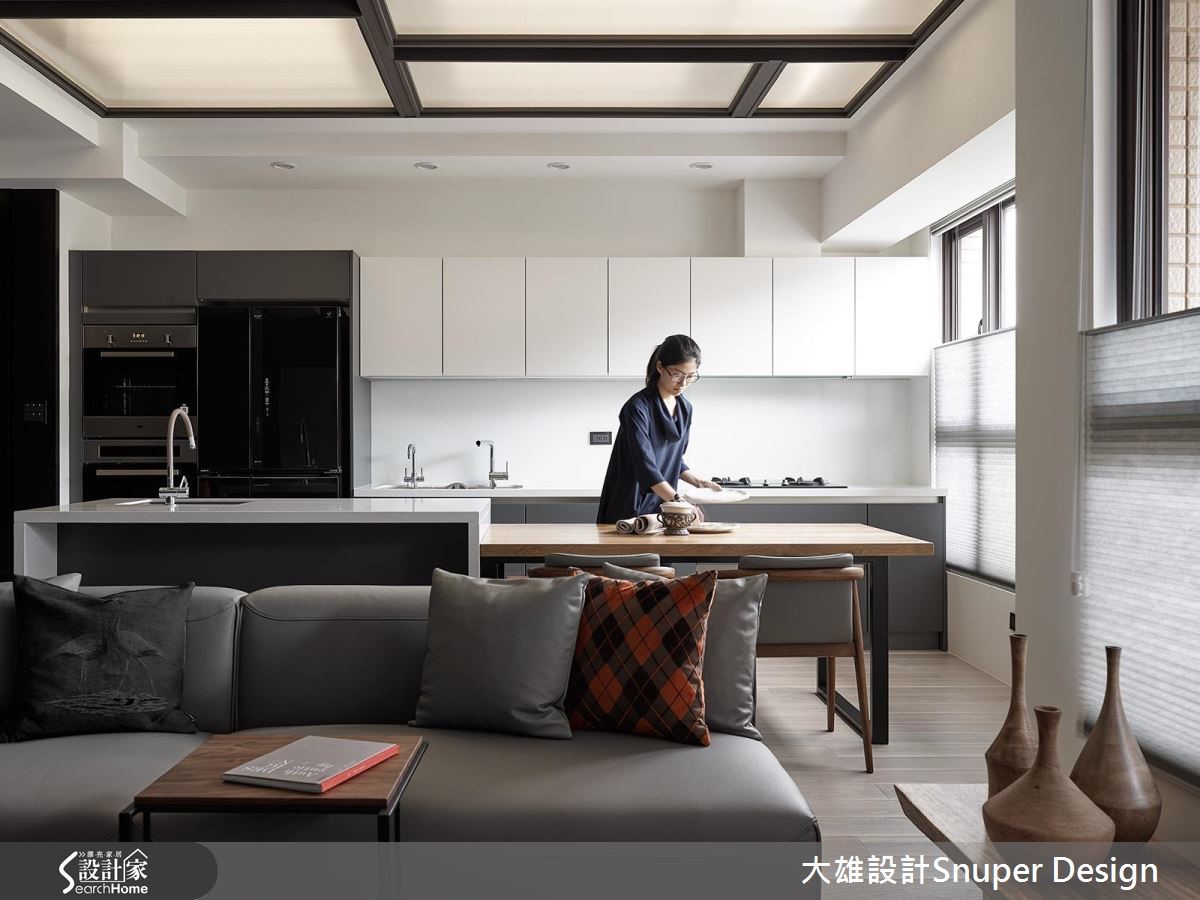 灰阶为主调，与沉稳材质打造知性温暖宅