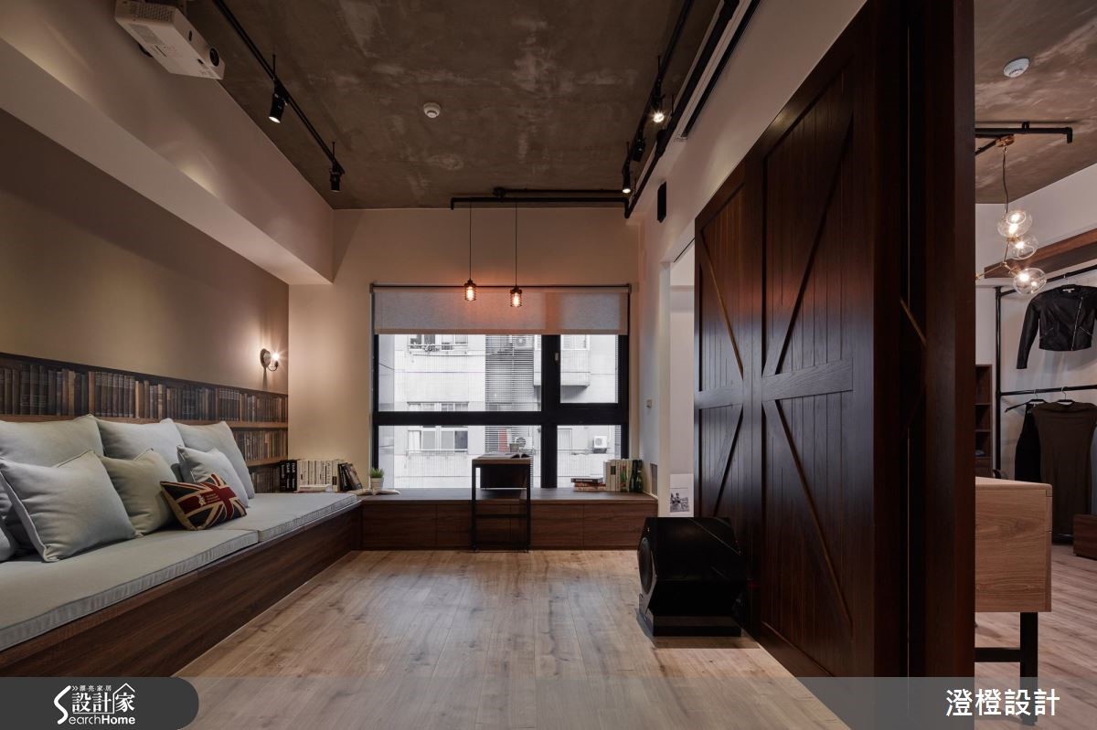 女子与毛孩的同栖生活，不受拘束的Loft宅