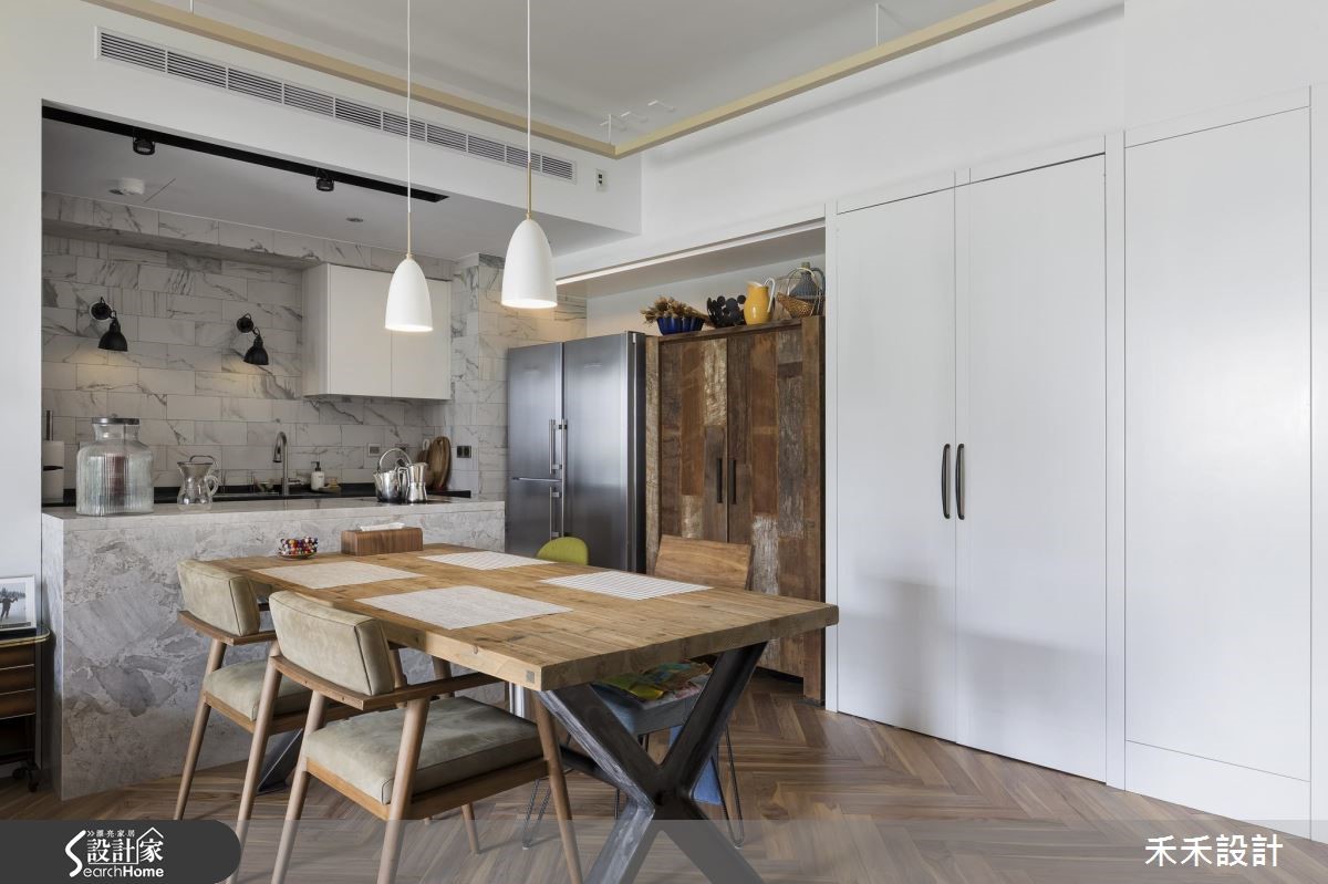 木石交错运用，居宅展现明亮轻奢风