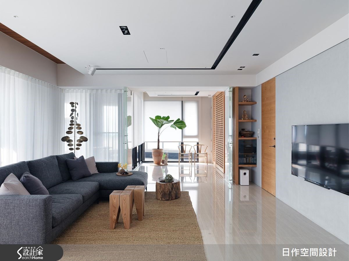 净白空间注入木质，重现度假宅的悠闲情调