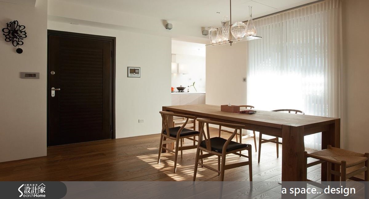 柔和日光漫延全室，三代共享的日式宅