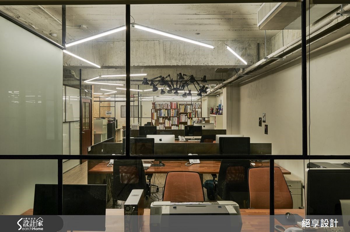 铺陈水泥和裸露天花，工业宅一扫枯燥氛围