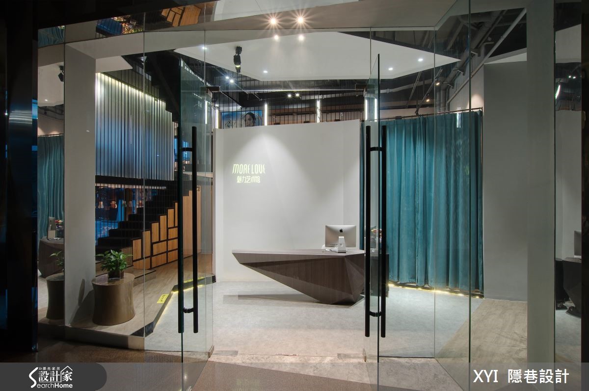 融入木质的工业调性，打造前卫美甲沙龙