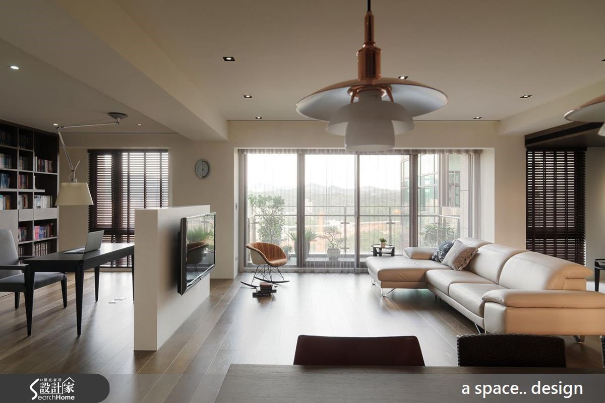 开放的木色空间，流泄低奢的豪宅氛围