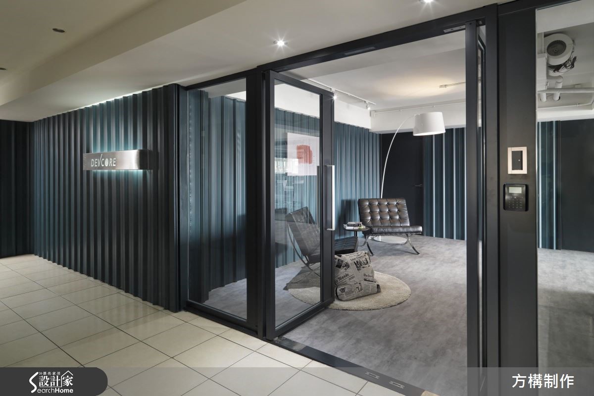 铁皮货柜的时髦运用，老屋化身Loft风写字楼