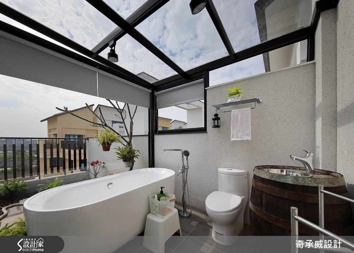 在日光下沐浴，充满美好绿意的玻璃屋