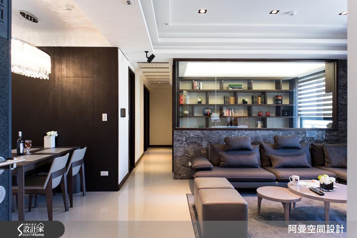 透明隔断引入大量日光，现代宅明亮通透