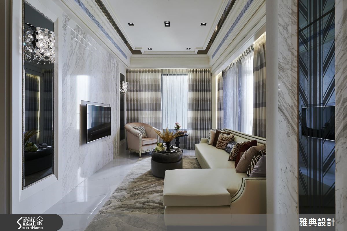 透亮镜面和水晶灯，烘托古典宅的艺术光感