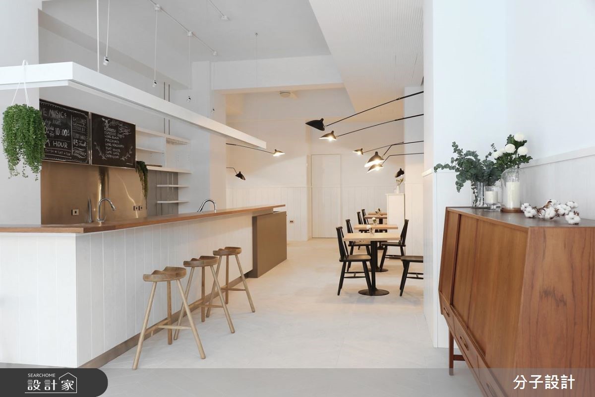 白色基调与实木妆点，打造率性咖啡店