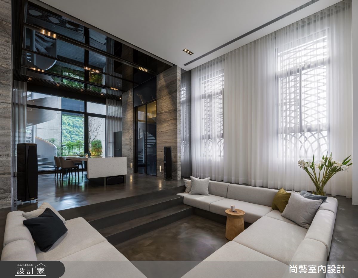 旋转梯映衬落地窗景，微观四季的景观大宅