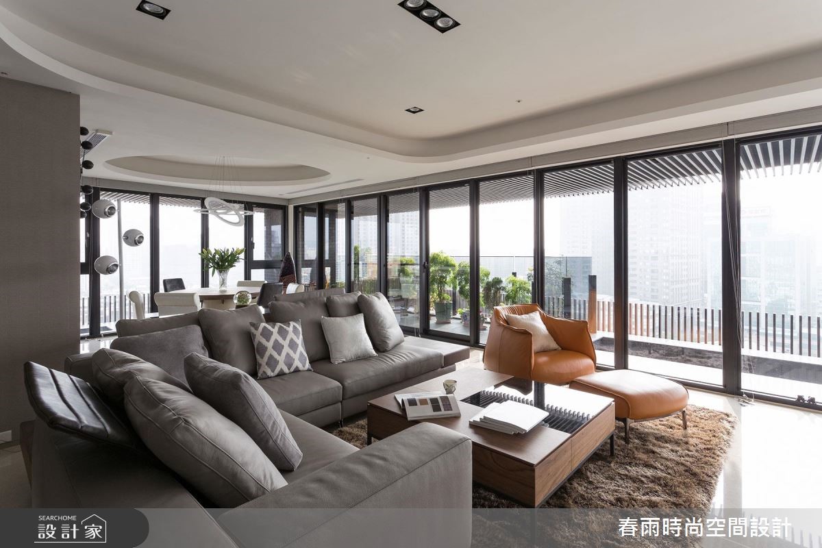 净白石材、引入采光，现代大宅造轻透感