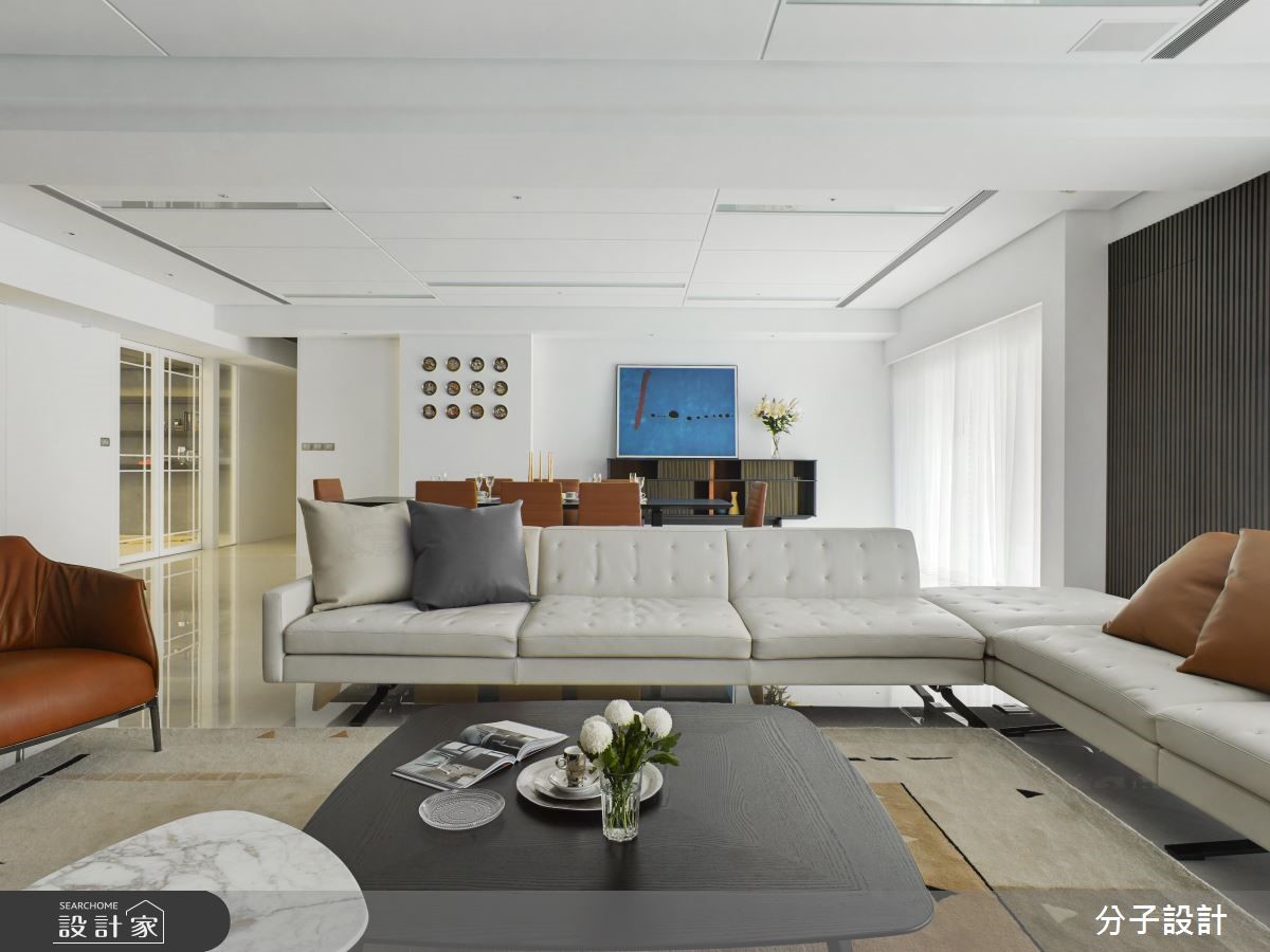 白色底调与深色木质，打造俐落现代宅