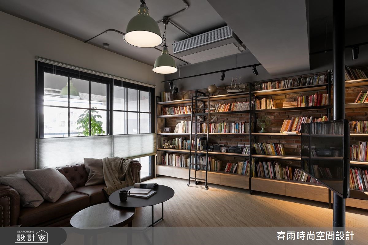 复古红砖搭铁艺书柜，工业宅兼具机能与风格