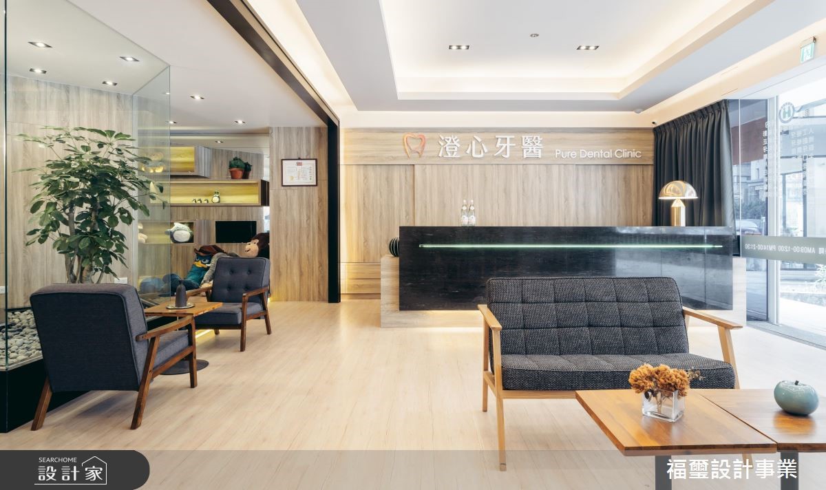 木纹材质辅以通透玻璃，造森林療癒診所