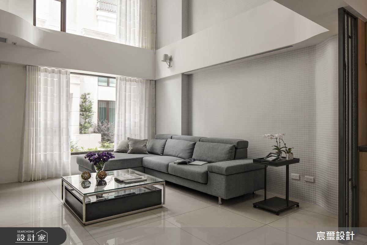 挑高弧形大厅，白色简约宅好开阔