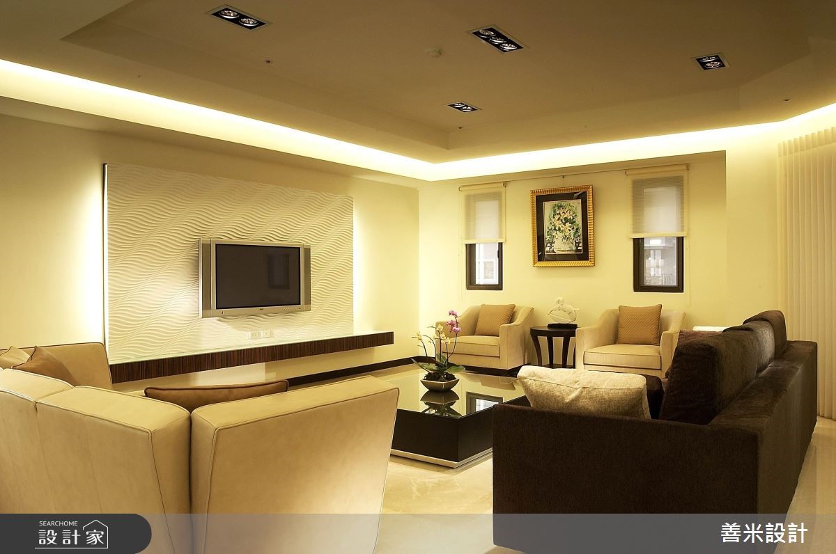 自动扩容ㄧ倍！ 木纹展示柜的隔断技巧 视觉自然穿透无碍