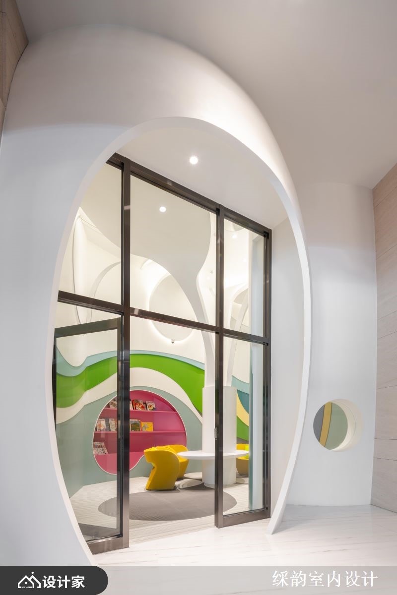 缤纷意象与童趣彩虹，隐遁于儿童图书室的跃动色彩