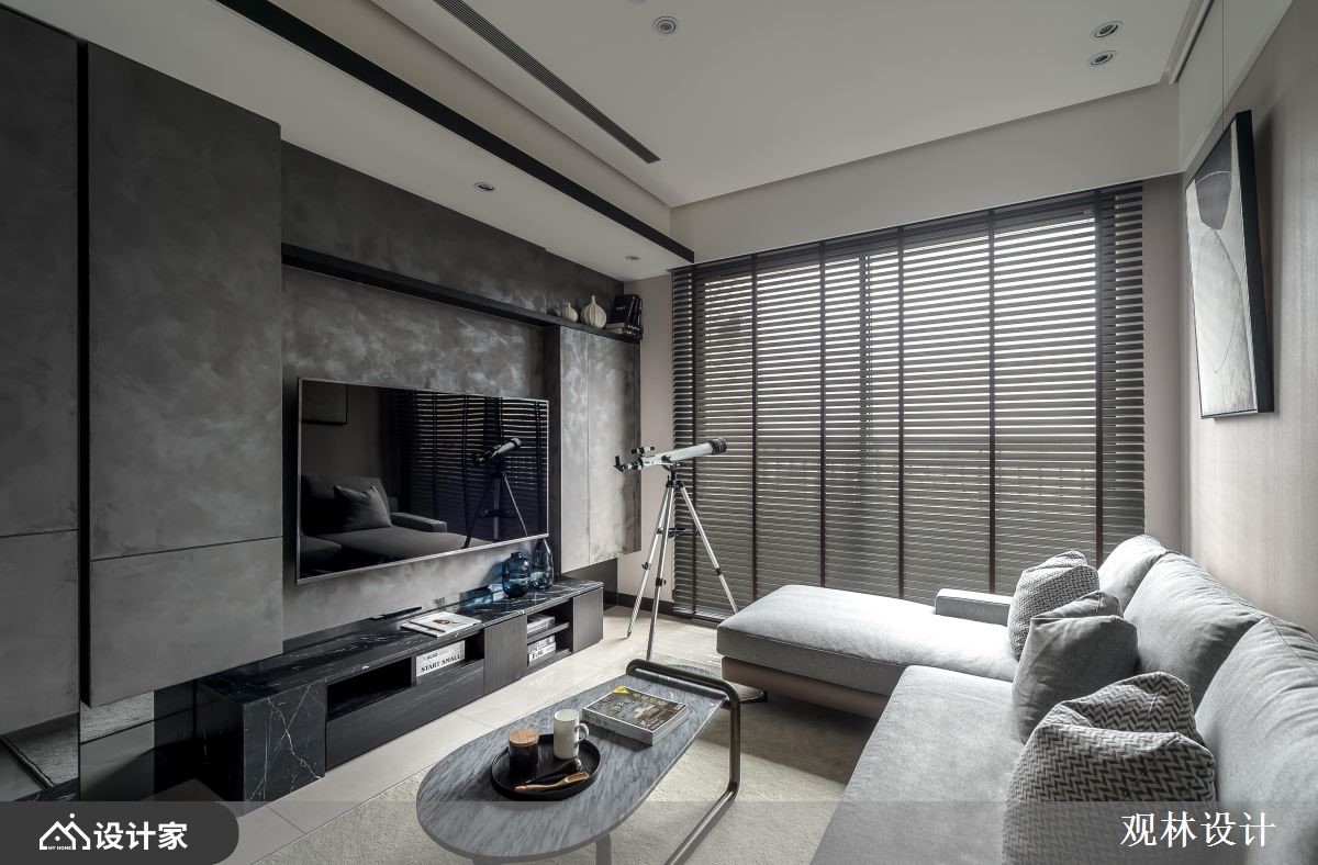 客厅物尽其用！大沙发+弹性拉门瞬间变身小客房