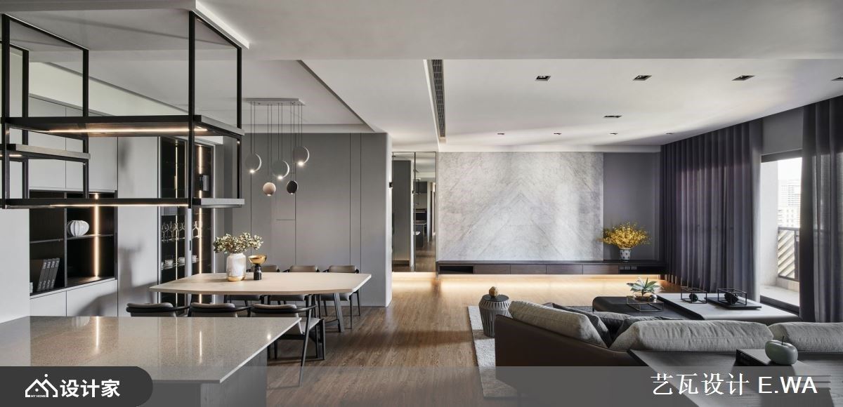 在大房间一夜好眠、私人酒吧小酌放松！297 平米现代风轻豪宅里的五星美好人生